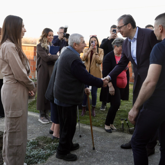 "Dobićete put za 10 dana": Vučić u Kopljaru kod Aranđelovca obećao ulaganja