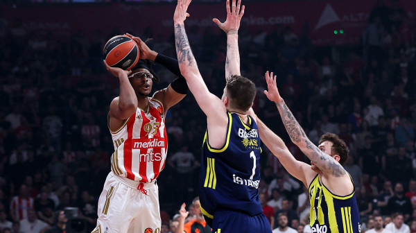 Zvezda gubi na poluvremenu, Fener kaznio sve što je mogao!