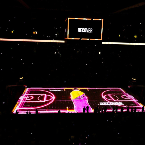 Spektakl na poluvremenu Zvezda - Fenerbahče: Svetla su se ugasila, a na parket je istrčao novi igrač VIDEO