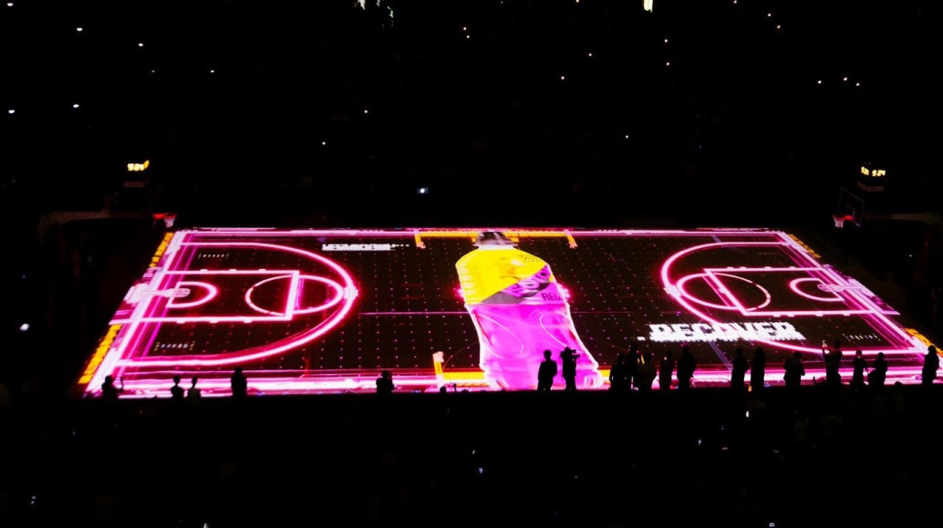 Spektakl na poluvremenu Zvezda - Fenerbahče: Svetla su se ugasila, a na parket je istrčao novi igrač VIDEO