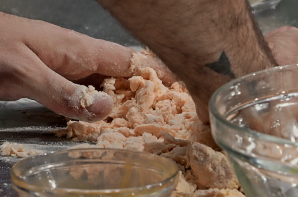 Sve se mrvi! Takmičari odmah na početku nailaze na prepreke – on pravi veliku grešku