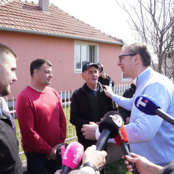 Vučić obećao izgradnju puteva u Mramorcu: "Biće asfaltirano u narednih 20 dana"