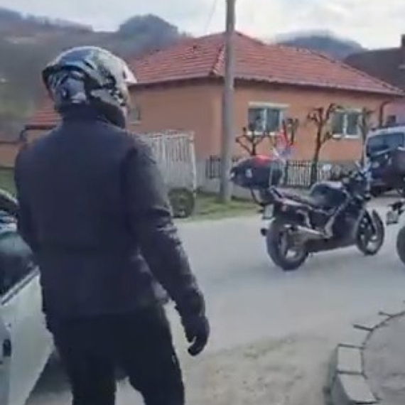 Blokaderi terorišu narod; Zaustavili saobraćaj, pa maltretirali čoveka VIDEO