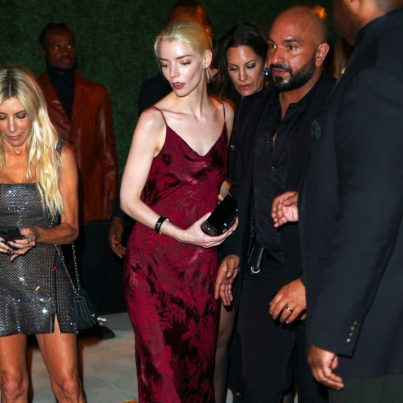 Nije klasična lepotica, ali ima "ono nešto" što mami uzdahe: Samo je pogledajte FOTO