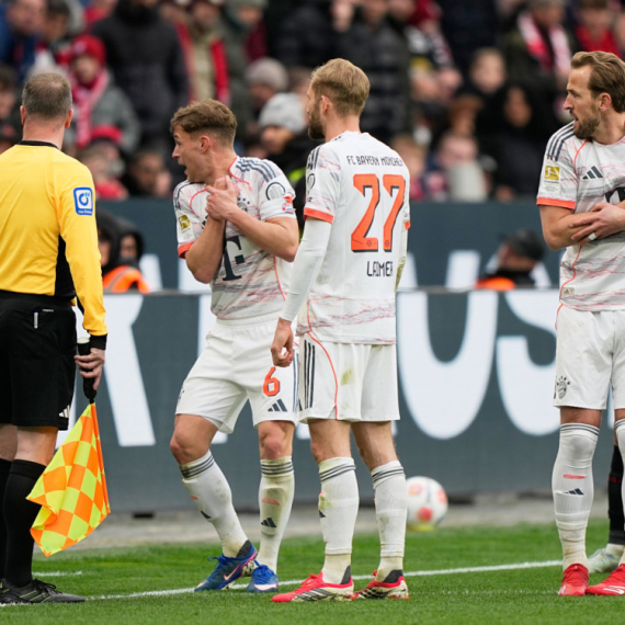 Ludilo u derbiju Bundeslige – Bajern "preživeo" sa devetoricom!
