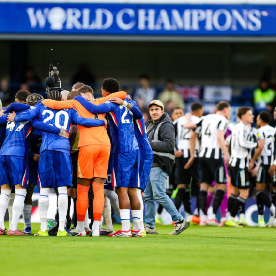 Bizarna scena na "Stamford bridžu" – igrači Čelsija okružili sudiju VIDEO