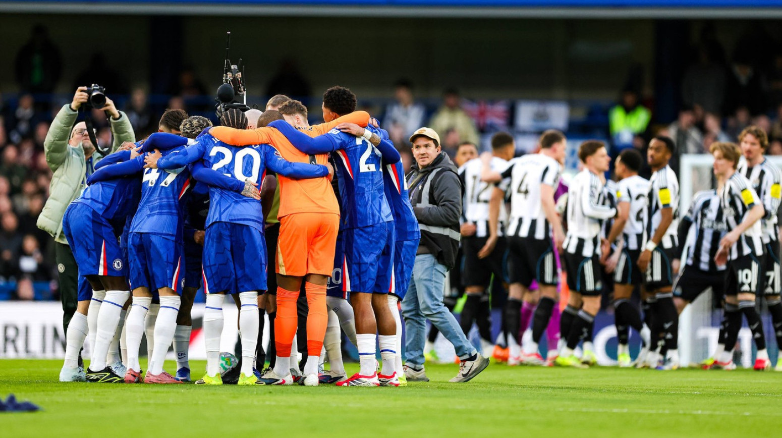Bizarna scena na "Stamford bridžu" – igrači Čelsija okružili sudiju VIDEO