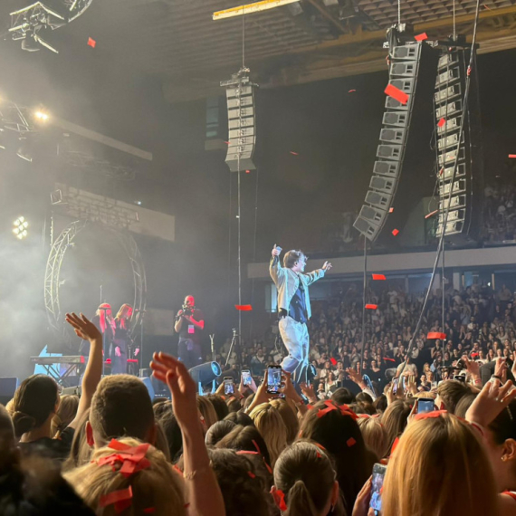 Spens pun do poslednjeg mesta: Euforija publike na velikom koncertu Jakova Jozinovića u Novom Sadu FOTO