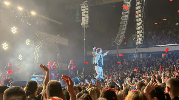 Spens pun do poslednjeg mesta: Euforija publike na velikom koncertu Jakova Jozinovića u Novom Sadu FOTO