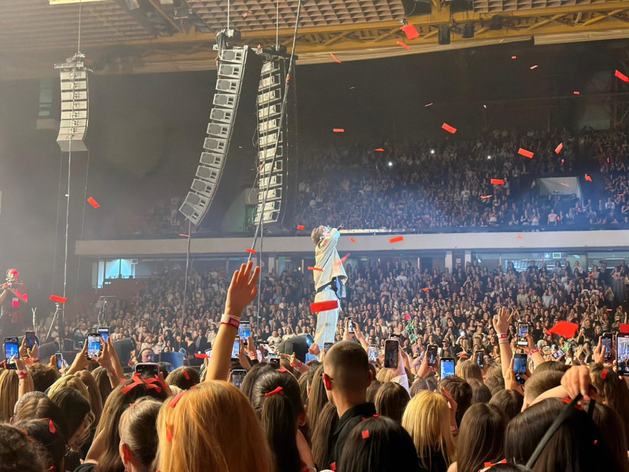 Spens pun do poslednjeg mesta: Euforija publike na velikom koncertu Jakova Jozinovića u Novom Sadu FOTO