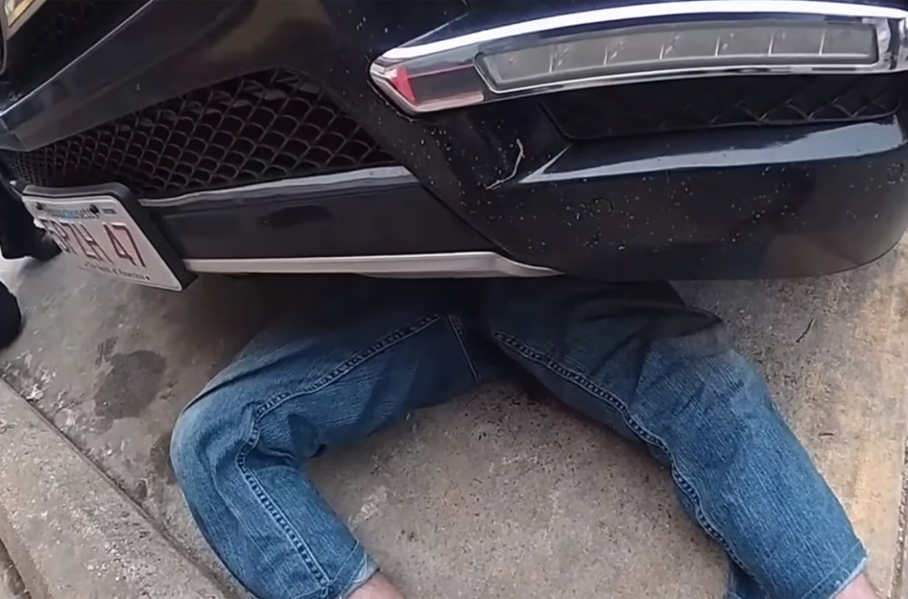 Vozač ostao zarobljen ispod SUV-a nakon pada dizalice; Spasila ga policija VIDEO