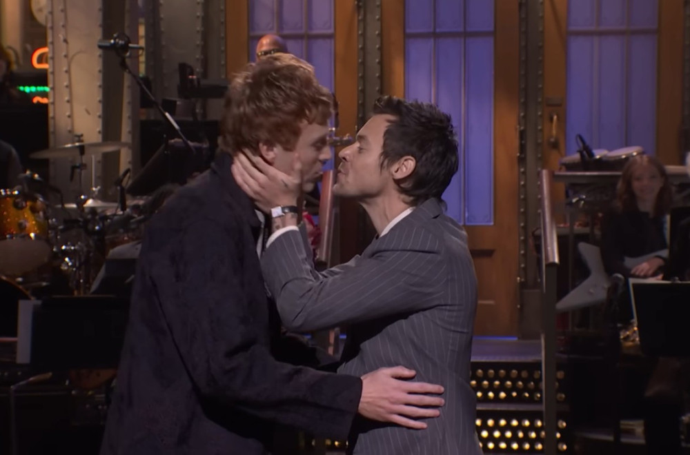 Britanski pevač poljubio muškarca u programu uživo: Svi zanemeli VIDEO