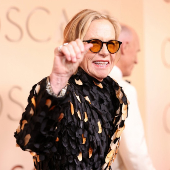 Dodeljen prvi Oskar: Glumica se zacenila na sceni FOTO