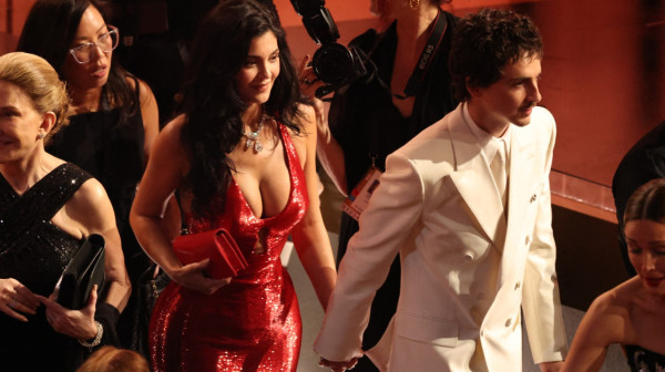 Dok on "plače" zbog izgubljenog Oskara, ona ponosno pokazuje grudi FOTO/VIDEO