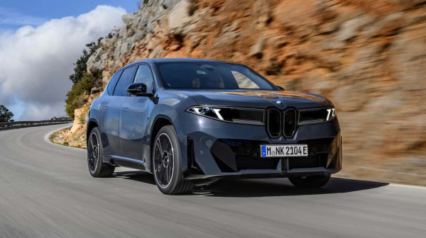 BMW želi da do 2030. izjednači prodaju električnih i benzinskih automobila