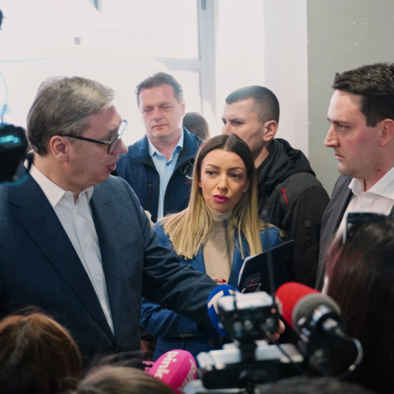 Vučić u poseti kompaniji za izradu stolarije "Bobi Stef" u Sevojnu