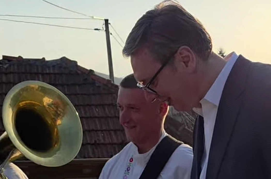 Vučić sve iznenadio i zasvirao u Kotraži: Uvek može neki brži ritam da zatreba u izgradnji naše Srbije VIDEO