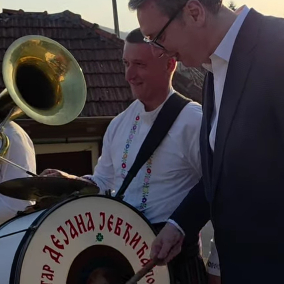 Vučić sve iznenadio i zasvirao u Kotraži: "Uvek može neki brži ritam da zatreba u izgradnji naše Srbije" VIDEO