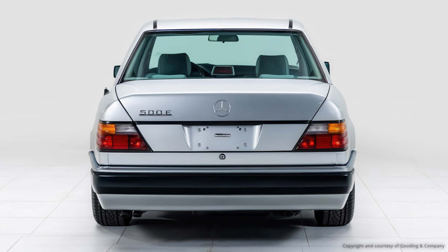 Mercedes star više od 30 godina prodat za ogromnu sumu – razlog je poznati vlasnik FOTO