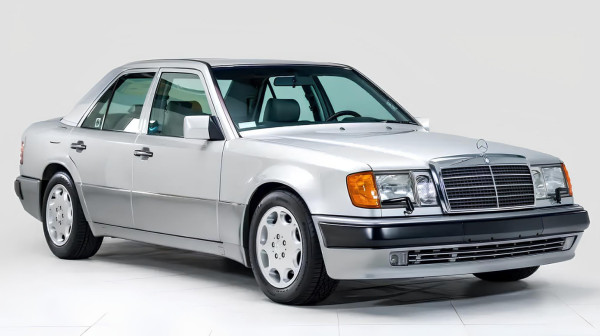 Mercedes star više od 30 godina prodat za ogromnu sumu – razlog je poznati vlasnik FOTO