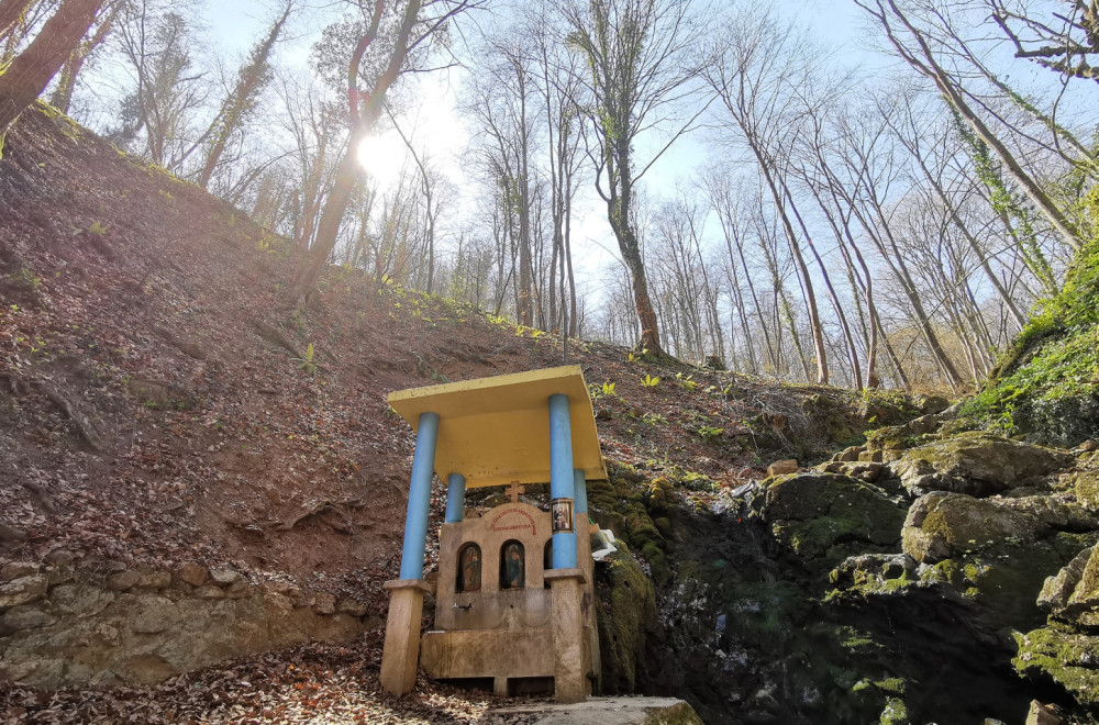 Čudotvorni izvor podno planine Jelice: Manastir Stjenik je velika svetinja FOTO