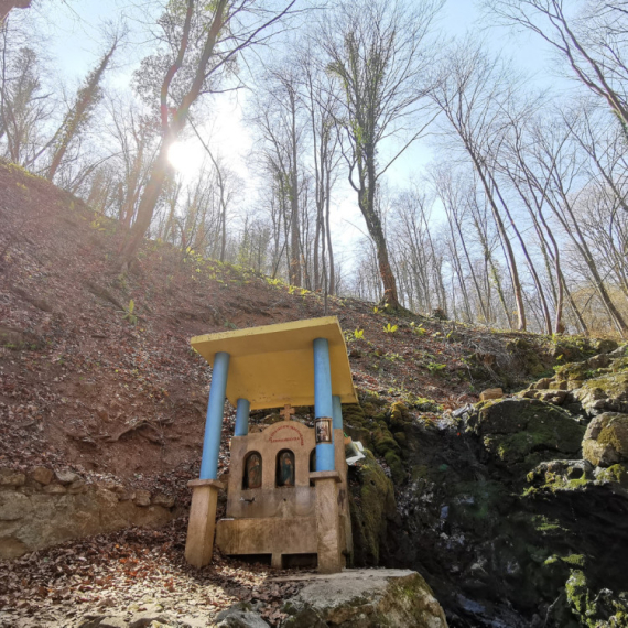 Čudotvorni izvor podno planine Jelice: Manastir Stjenik je velika svetinja FOTO