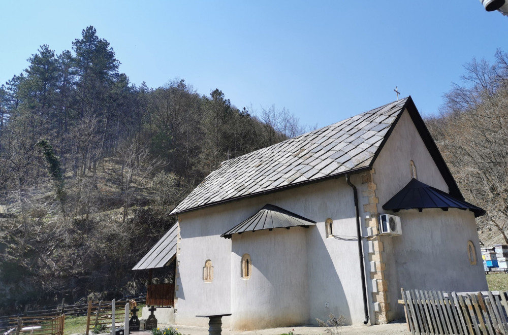 Čudotvorni izvor podno planine Jelice: Mnogi su ovde u molitvi pronašli spas FOTO