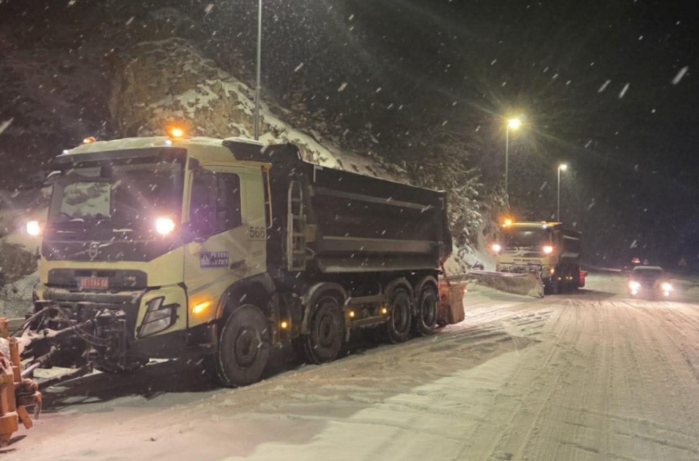 Zlatibor pod udarom zime: Sedam kamiona na terenu, kiša prešla u sneg FOTO