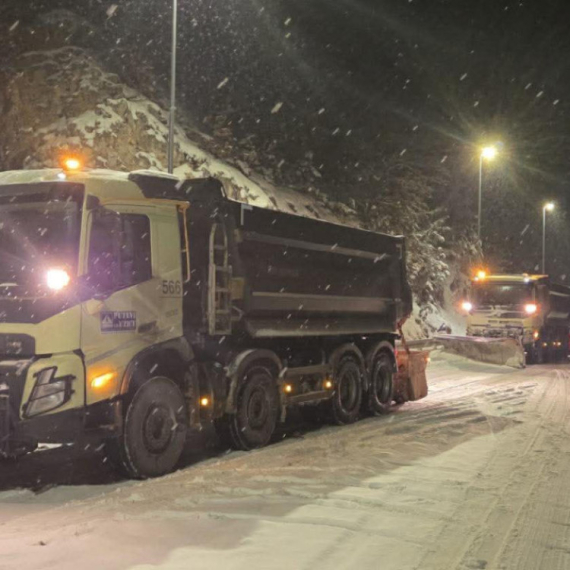 Zlatibor pod udarom zime: Sedam kamiona na terenu, kiša prešla u sneg FOTO