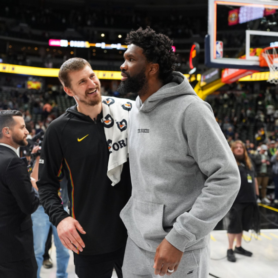 Navijači zviždali Embidu – on se izgrlio sa Jokićem VIDEO