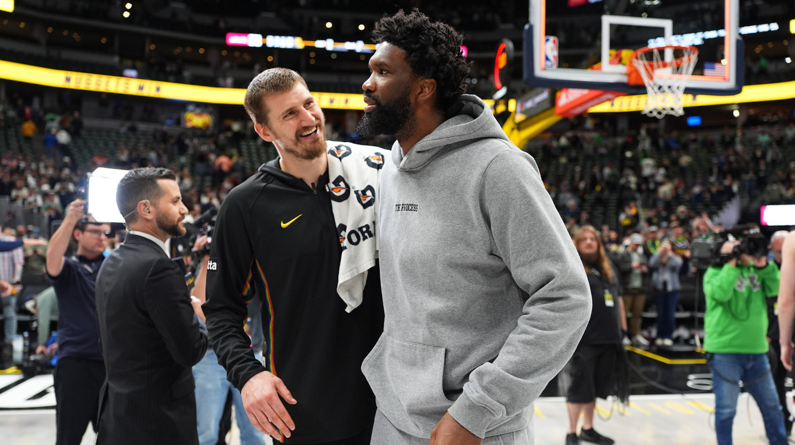 Navijači zviždali Embidu – on se izgrlio sa Jokićem VIDEO