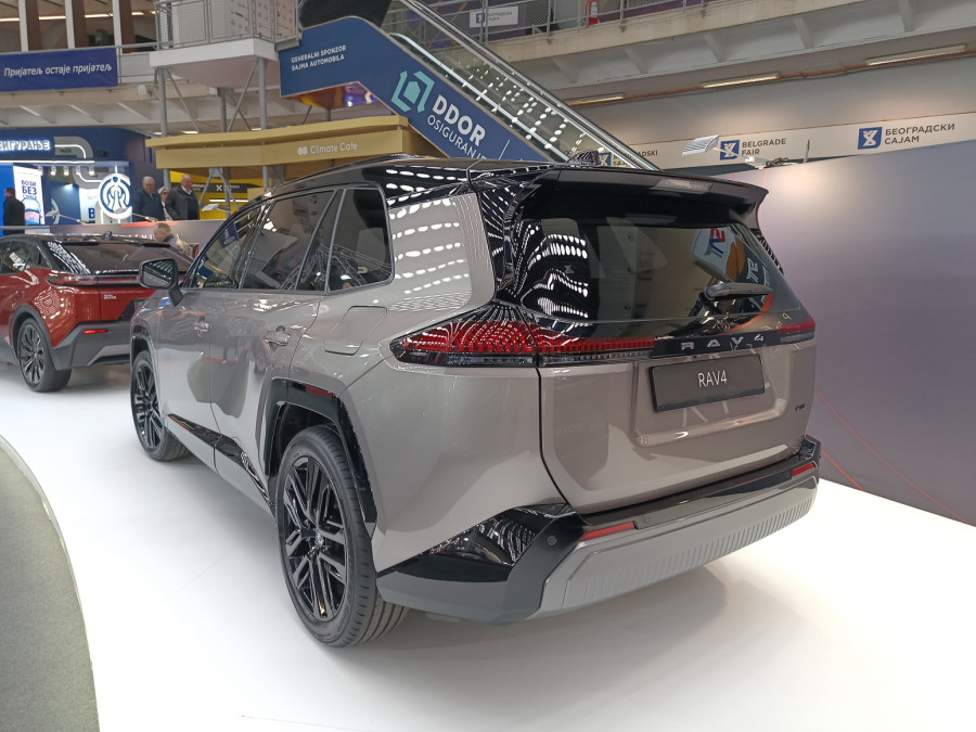 Još jedan zanimljiv debi: Na Sajmu izložena nova Toyota RAV4 FOTO
