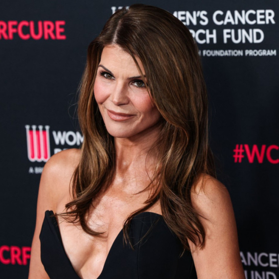 Holivudska slatkica u sedmoj deceniji "zapalila" dekolteom: Zatvor nije uspeo da je uništi FOTO