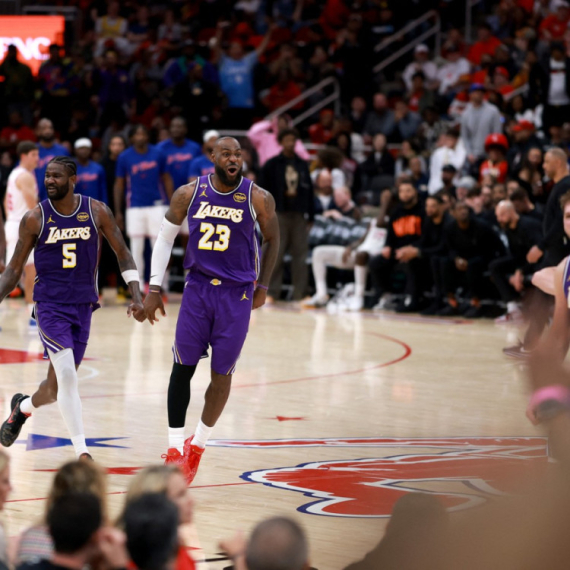 Dončić ubacio 40, Džejms dodao 30 – Lejkersi dobili sedmu u nizu VIDEO