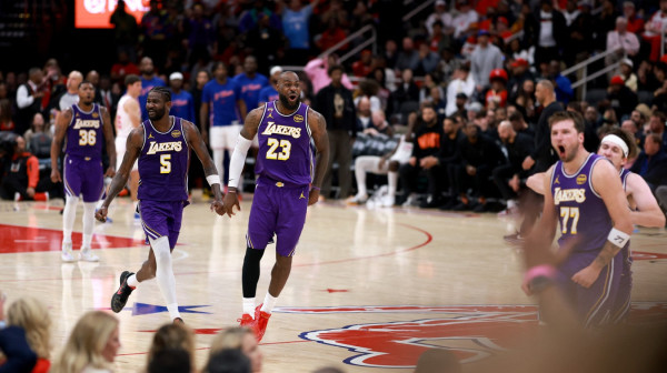 Dončić ubacio 40, Džejms dodao 30 – Lejkersi dobili sedmu u nizu VIDEO