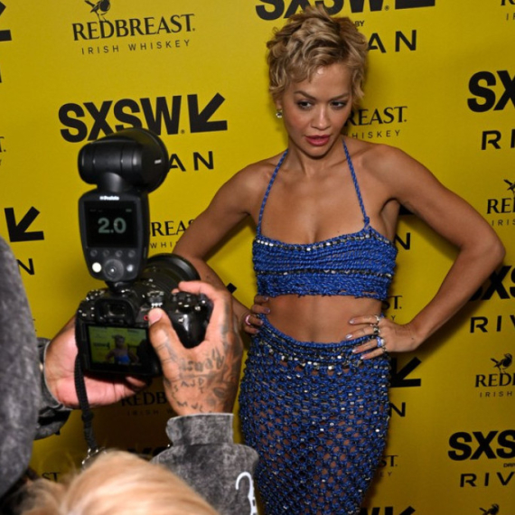 Slavna pevačica oživela stari modni trend i pokazala ubitačno telo FOTO