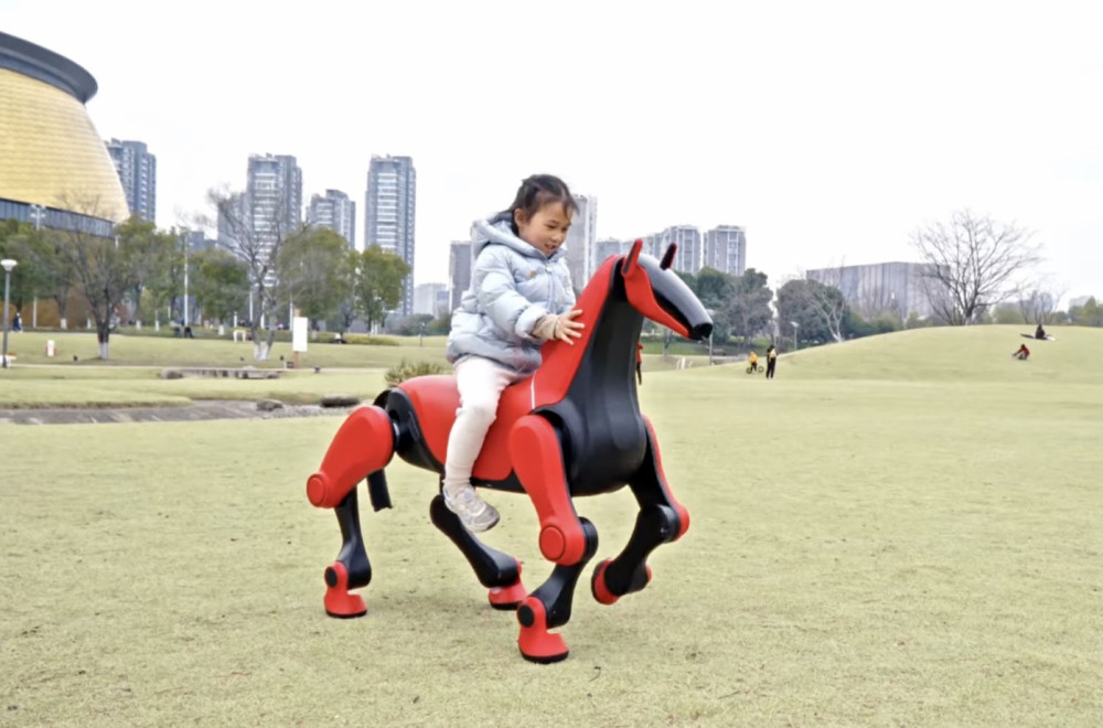 Konj koji jede struju umesto kocke šećera FOTO