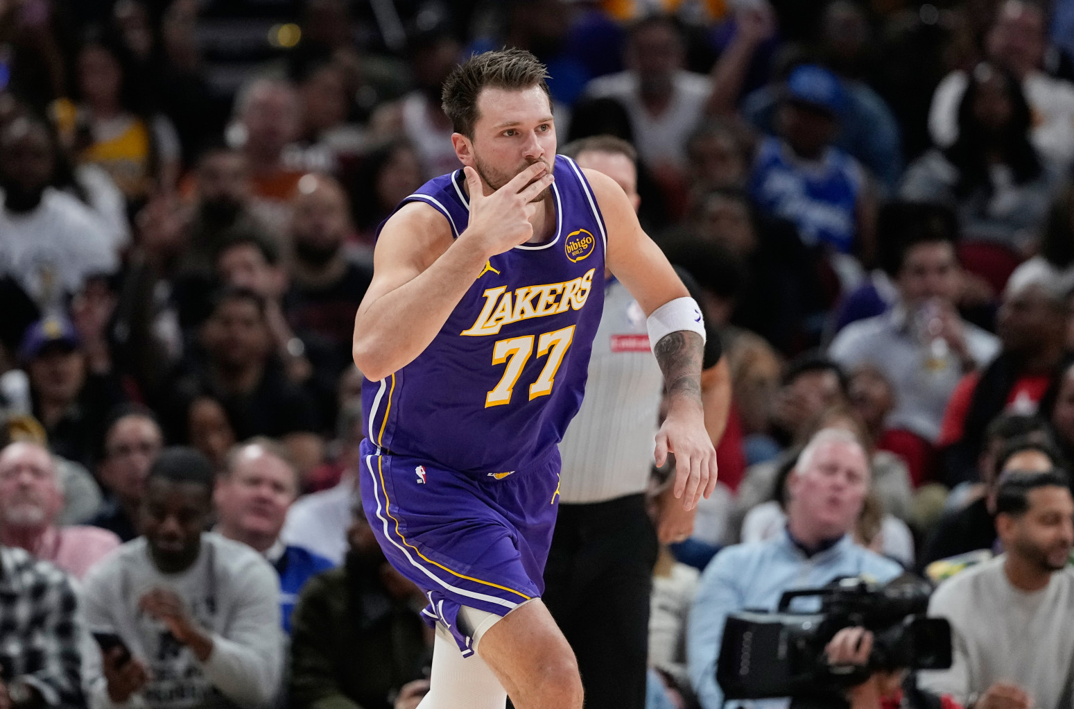 Dončić se sukobio sa navijačem: Neki lik je pričao gluposti – pobrinuo sam se da me razume VIDEO