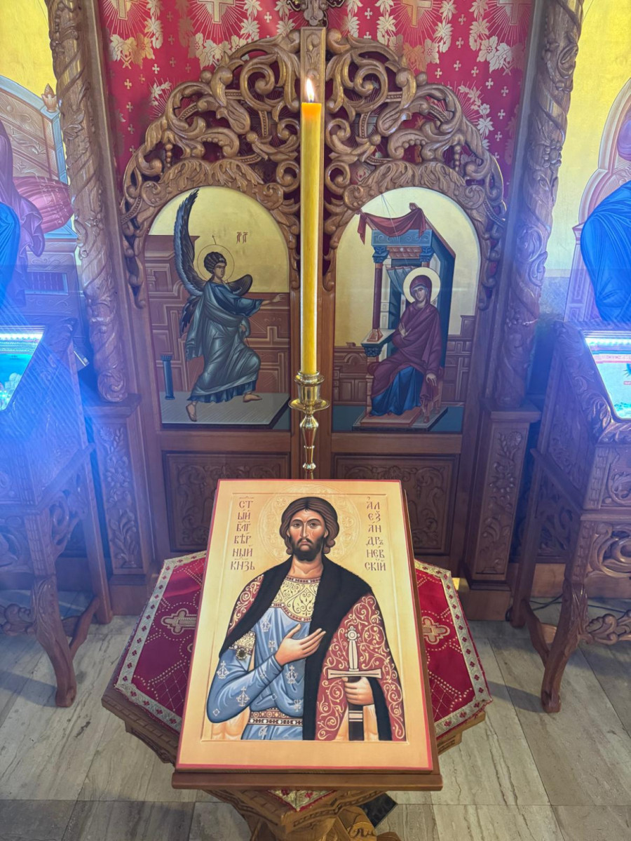 Čestica moštiju Aleksandra Nevskog i njegova zastava na dar hramu Svetog Jovana Krstitelja u Končarevu