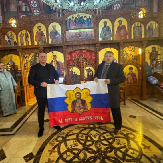 Čestica moštiju Aleksandra Nevskog i njegova zastava na dar hramu Svetog Jovana Krstitelja u Končarevu