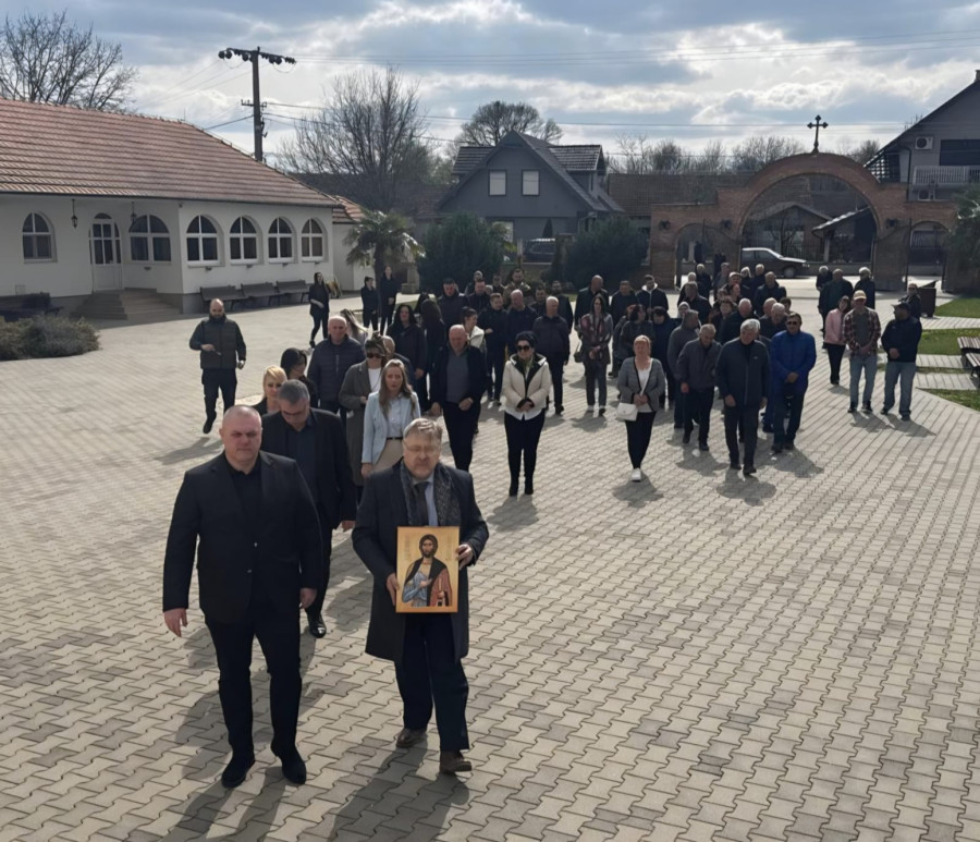 Čestica moštiju Aleksandra Nevskog i njegova zastava na dar hramu Svetog Jovana Krstitelja u Končarevu