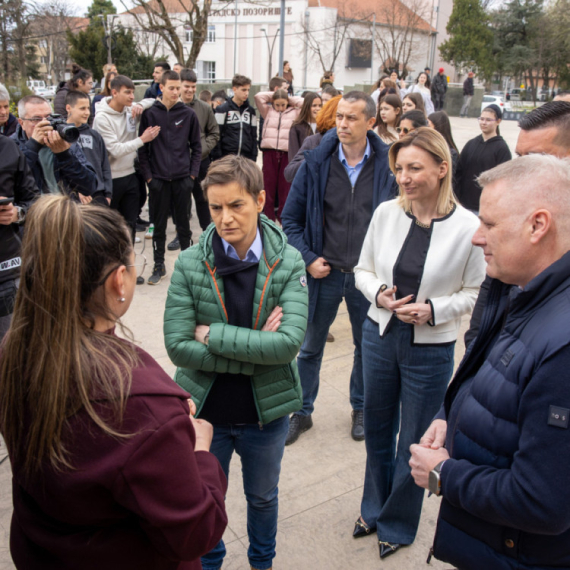 Brnabić u Smederevskoj Palanci razgovarala s građanima; "Utisak je jedan, svi znaju za koga da glasaju" FOTO