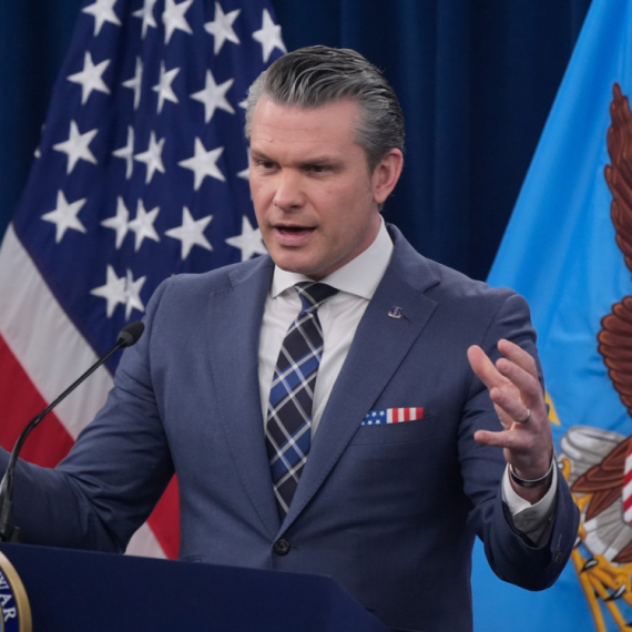 Hegset menja pravila: Vojnici mogu da unose lično oružje u baze; Javnost se plaši povećanja broja samoubistava