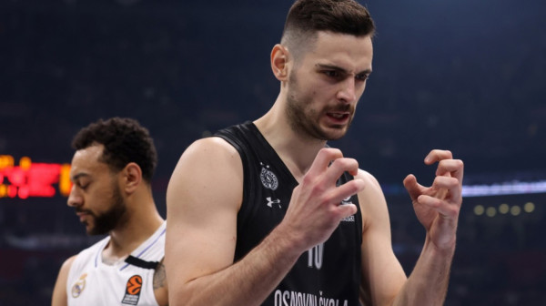 Papapetru o iskustvu sa "večitog derbija": "Gađali su me ajfonom"