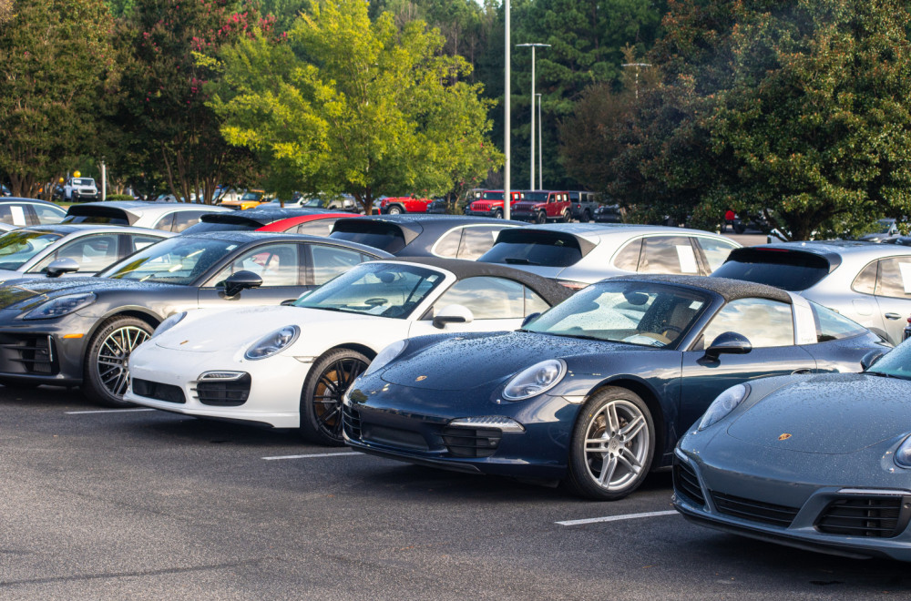 Hiljade luksuznih automobila zaglavljeno na ostrvu zbog rata u Iranu