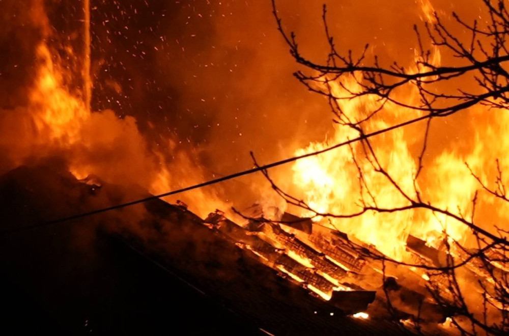 Veliki požar u Čačku: Zapalila se radionica u Suvom Bregu; Vatra zahvatila i kuću FOTO