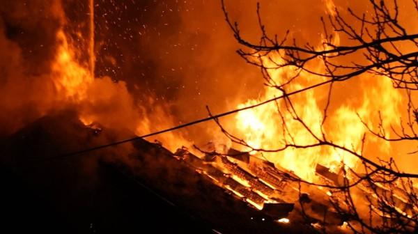 Veliki požar u Čačku: Zapalila se radionica u Suvom Bregu; Vatra zahvatila i kuću FOTO