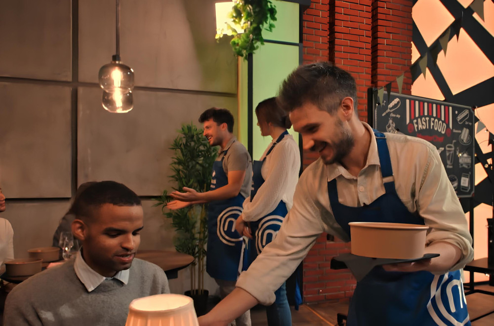 Aleksandar na tečnom španskom posluživao goste iz inostranstva