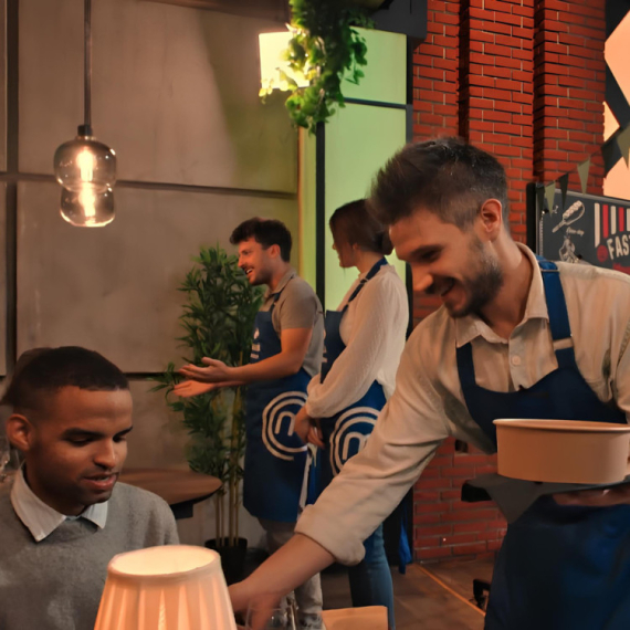 Aleksandar na tečnom španskom posluživao goste iz inostranstva