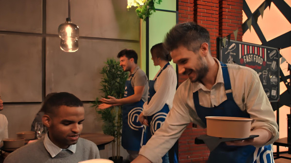 Aleksandar na tečnom španskom posluživao goste iz inostranstva